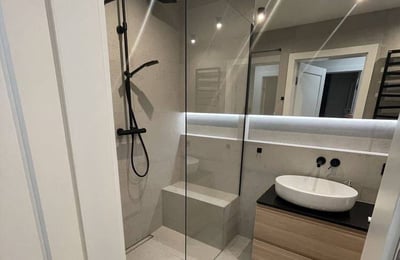 Miete einer modernen Wohnung mit 3 Schlafzimmern, 107 m², Blick auf die Weichsel, Zabłocie, Krakau, Polen
